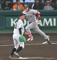 　１回、増田陸に先制二塁打を打たれる伊原（撮影・飯室逸平）