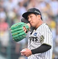 　１回、汗をぬぐう伊原（撮影・西田忠信）