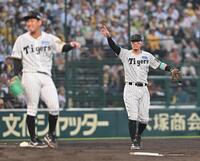 　４回、伊原（左）の二塁けん制の判定をめぐり、ベンチにリクエストを要求する佐藤輝。判定は変わらずセーフ（撮影・西田忠信）