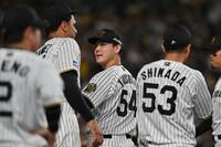 　６回を無失点に抑えベンチに戻る木下（中央）＝撮影・西田忠信