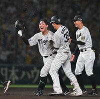 　９回、サヨナラ犠飛を放ち笑顔の豊田（左）＝撮影・西田忠信
