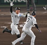 　９回、サヨナラ犠飛を放ち、大山と歓喜する豊田（撮影・飯室逸平）