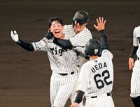 　９回、サヨナラとなる中犠飛を放ちナインに祝福される豊田（撮影・立川洋一郎）