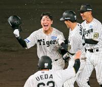 　９回、サヨナラとなる中犠飛を放ちナインから手荒い祝福を受ける豊田（中央）＝撮影・立川洋一郎