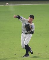 　５回、坂本の左前打を処理し、本塁へ送球する豊田（撮影・立川洋一郎）