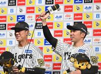 　お立ち台でスタンドを盛り上げる石井（右）＝撮影・西田忠信