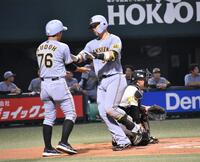 　本塁打を放ち、タッチする原口