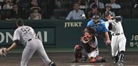 　９回、サヨナラ犠飛を放つ豊田（撮影・飯室逸平）