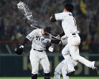 　９回、サヨナラ犠飛を放ち祝福される豊田（左）＝撮影・北村雅宏