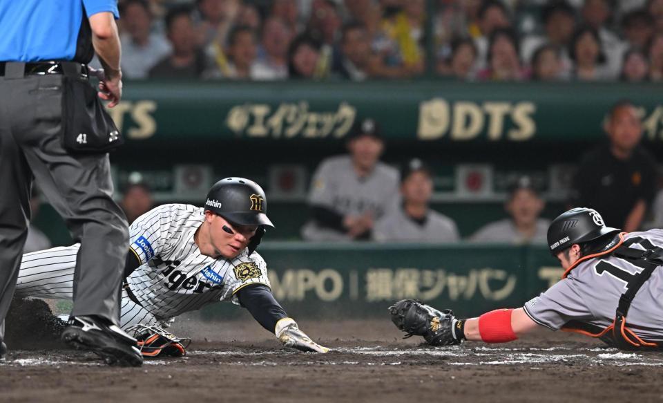 　８回、大山の遊撃への打球で先制の生還を果たす森下（左）＝撮影・西田忠信