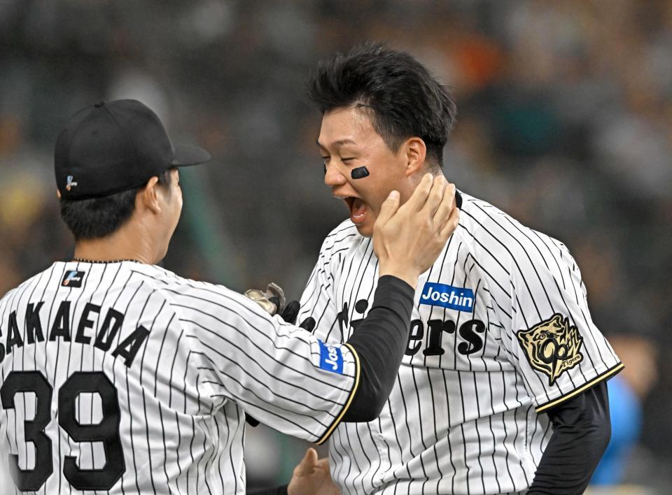 　リクエストの結果、生還が認められ大喜びする森下（撮影・西田忠信）