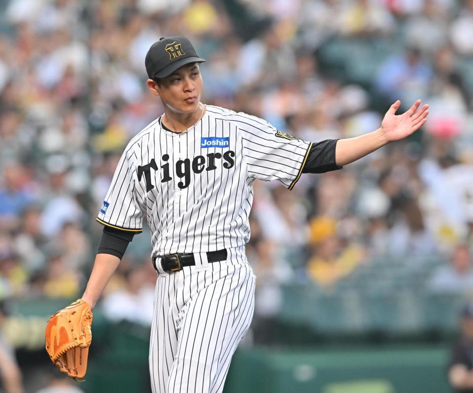 　初回を無失点で切り抜けベンチに戻る大竹（撮影・西田忠信）