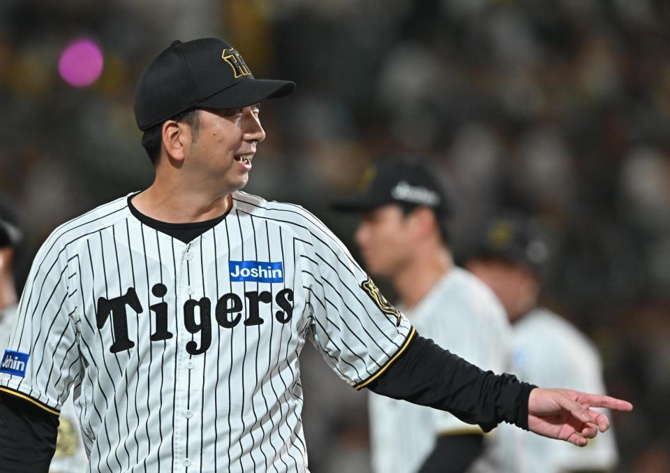 　勝利後、笑顔を見せる藤川監督（撮影・西田忠信）