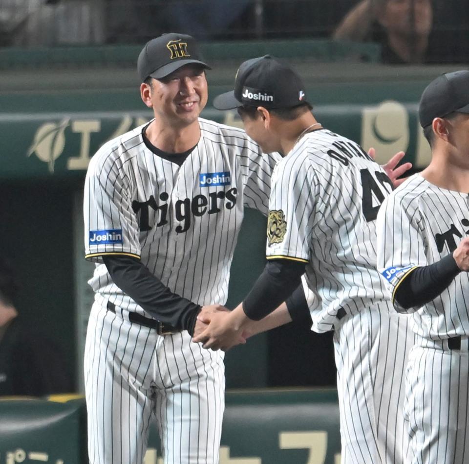 　大竹と握手を交わす藤川監督（撮影・飯室逸平）