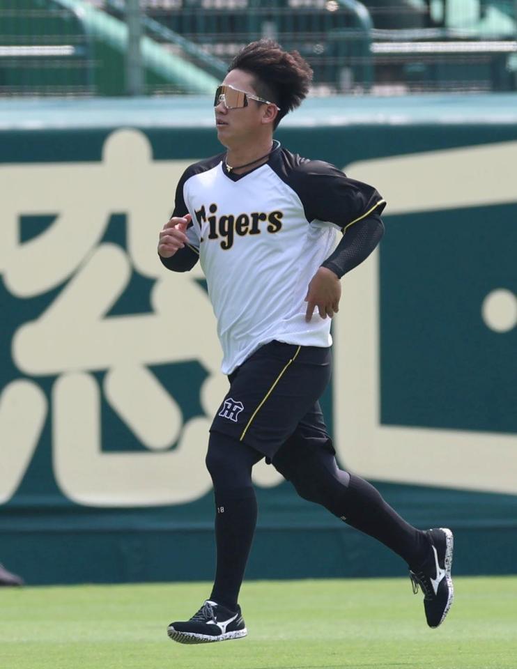 　外野で走り込む伊原（撮影・北村雅宏）