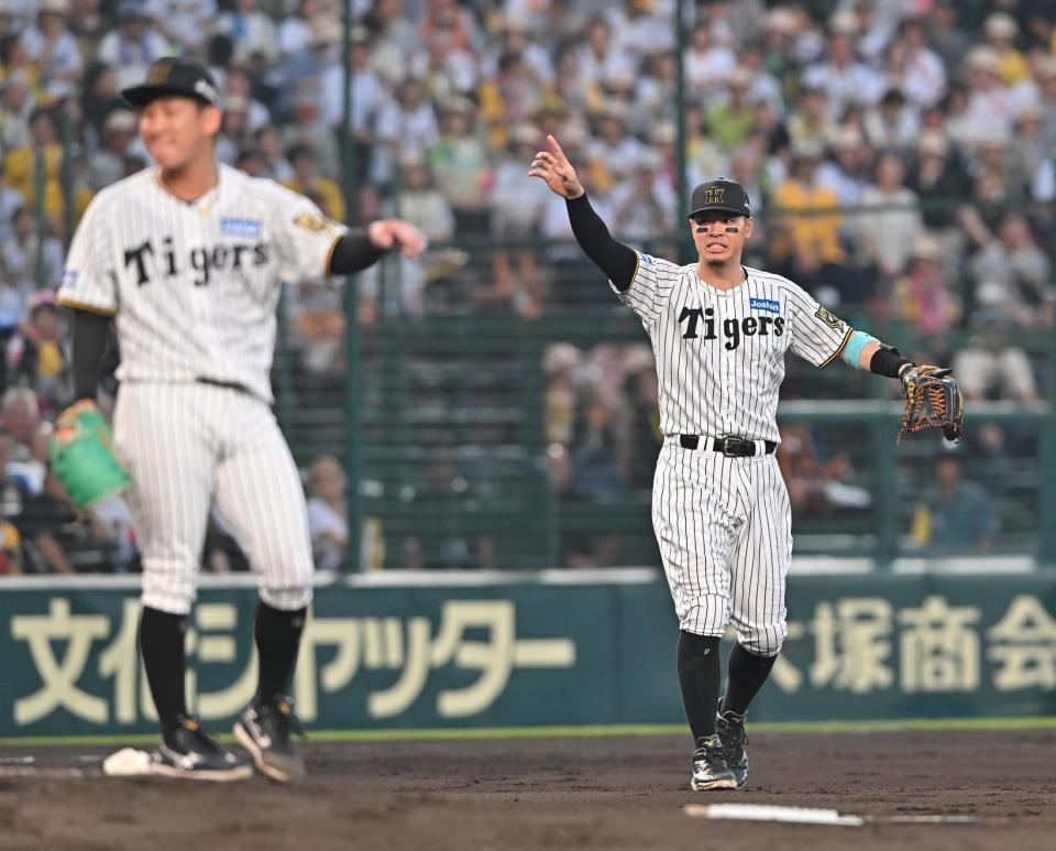 　４回、伊原（左）の二塁けん制の判定をめぐり、ベンチにリクエストを要求する佐藤輝。判定は変わらずセーフ（撮影・西田忠信）