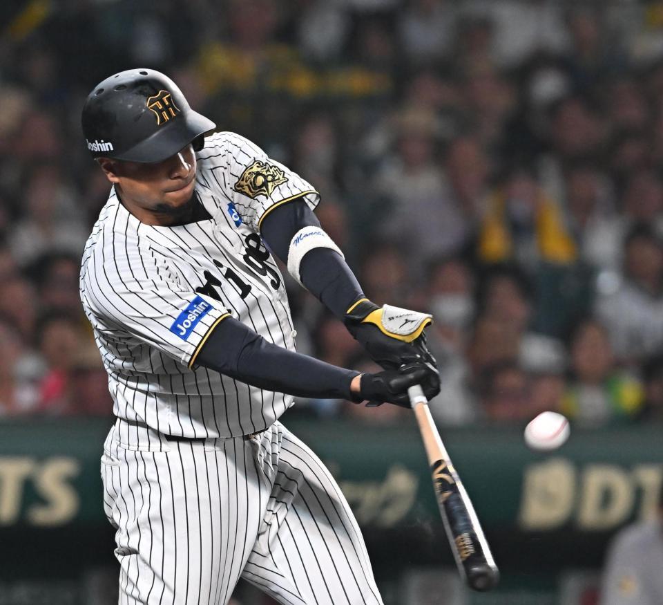 　５回、同点犠飛を放つヘルナンデス（撮影・西田忠信）