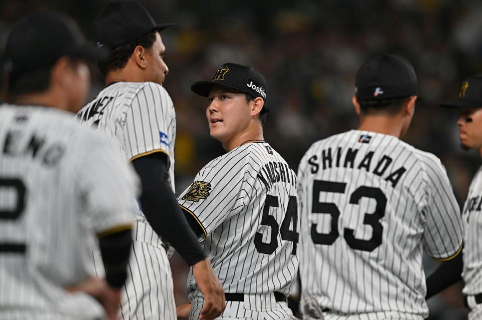 　６回を無失点に抑えベンチに戻る木下（中央）＝撮影・西田忠信