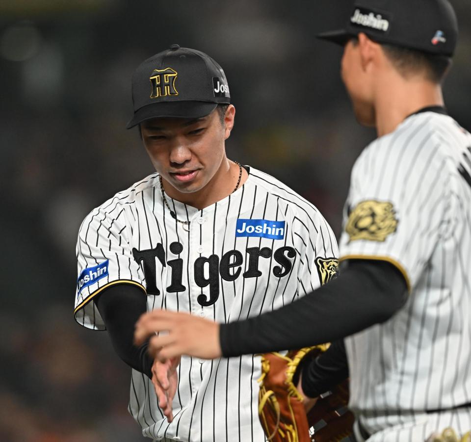 　９回を投げ終え森下（右）とタッチを交わす石井（撮影・西田忠信）