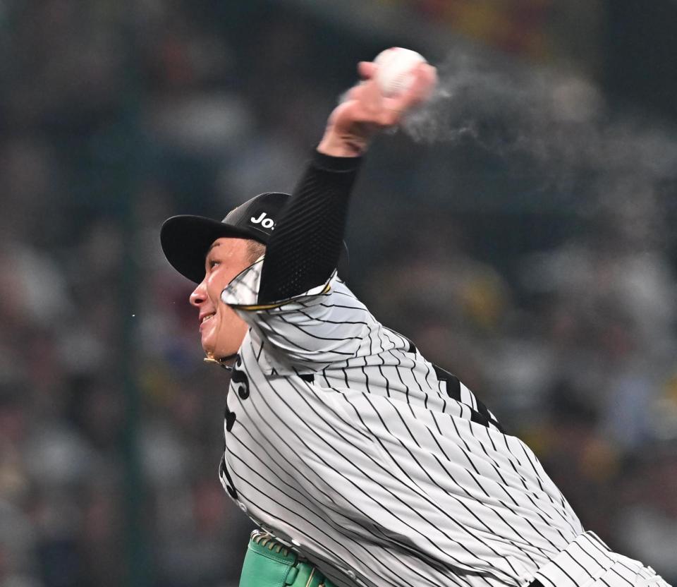 　力投する先発の伊原（撮影・西田忠信）