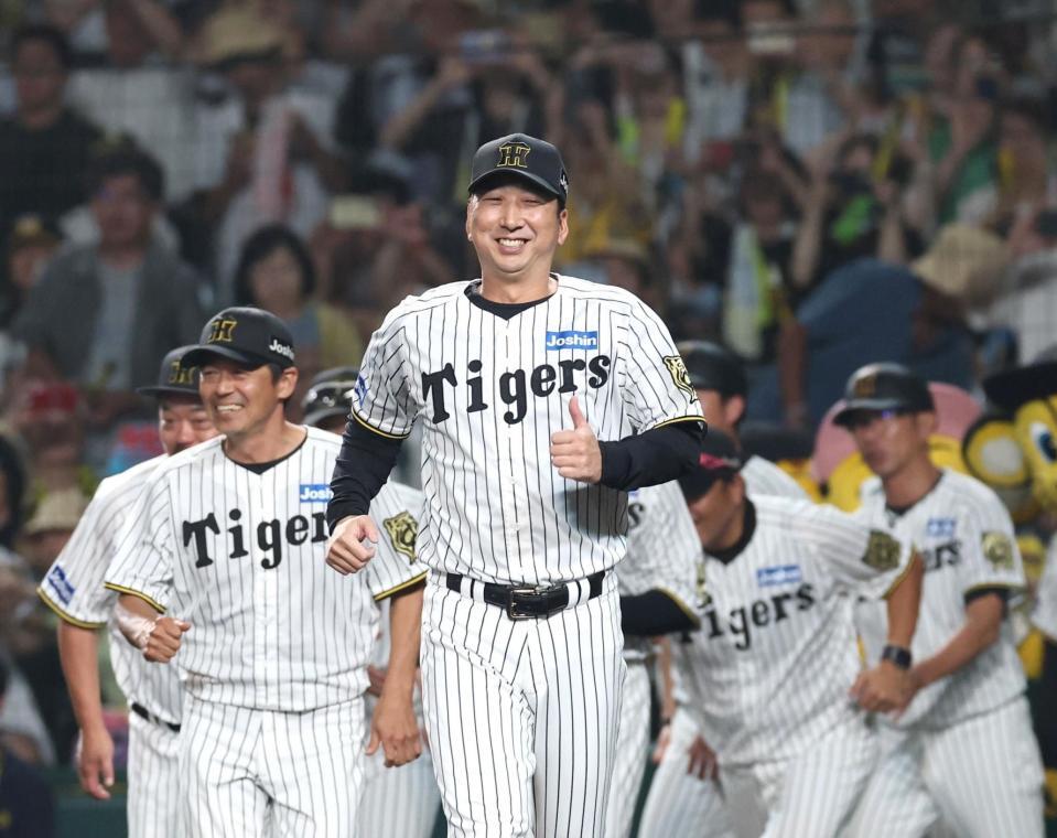 　９回、サヨナラ勝ちし、笑顔を見せる藤川監督（中央）＝撮影・北村雅宏