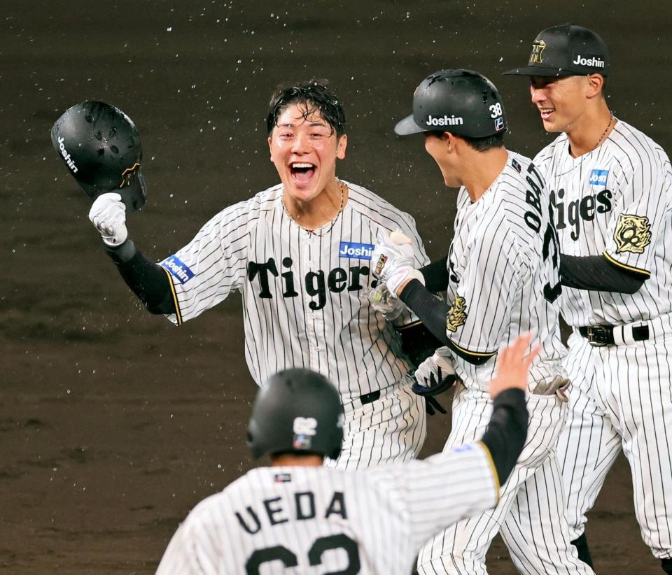 　９回、サヨナラとなる中犠飛を放ちナインから手荒い祝福を受ける豊田（中央）＝撮影・立川洋一郎