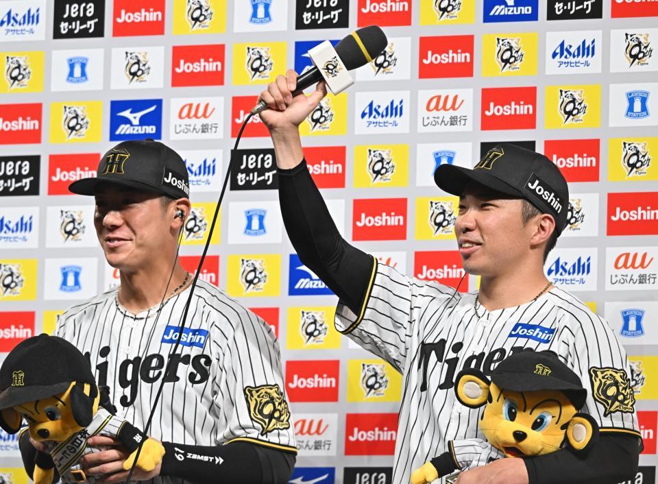 　お立ち台でスタンドを盛り上げる石井（右）＝撮影・西田忠信