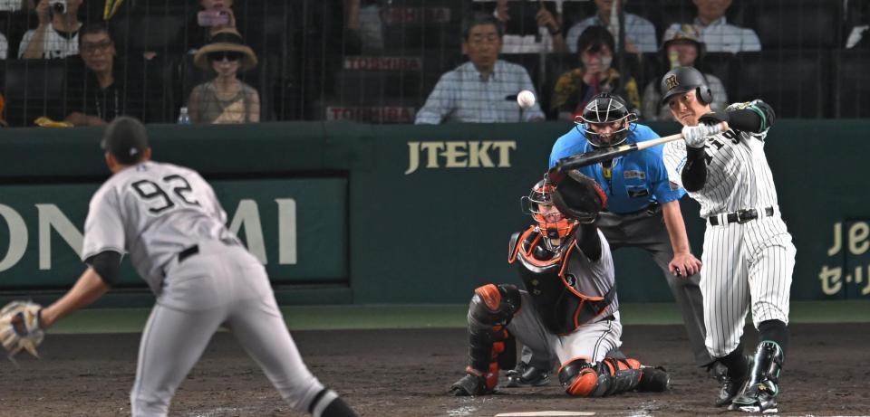 　９回、サヨナラ犠飛を放つ豊田（撮影・飯室逸平）