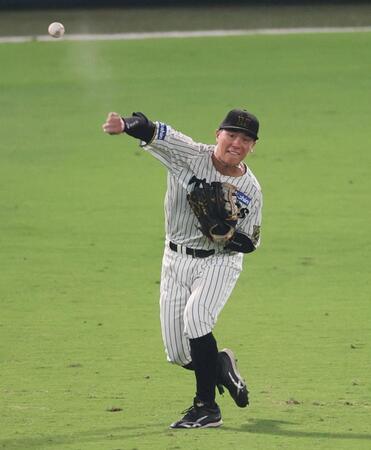 　５回、本塁へ送球する豊田（撮影・立川洋一郎）