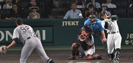 　９回、サヨナラ犠飛を放つ豊田（撮影・飯室逸平）