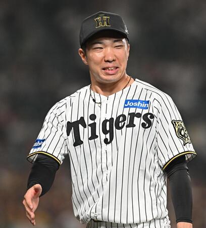 　９回を無失点に抑え笑顔を見せる石井（撮影・西田忠信）