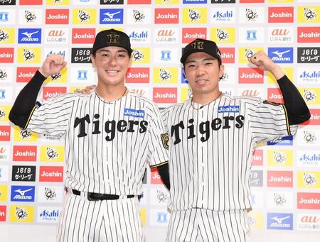 　お立ち台でポーズを決める豊田（左）と石井（撮影・西田忠信）