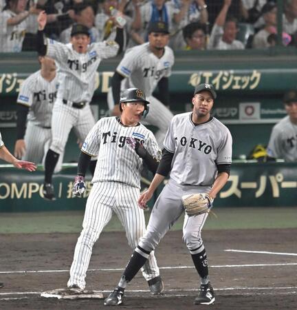 　９回、マルティネス（右）強襲の内野安打で出塁する大山（撮影・飯室逸平）