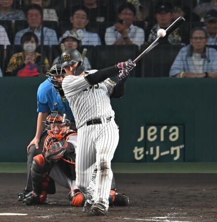 　４回、タイムリーを放つ大山（撮影・飯室逸平）