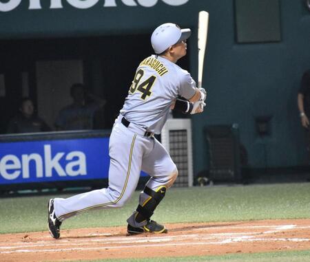 　７回、本塁打を放った原口