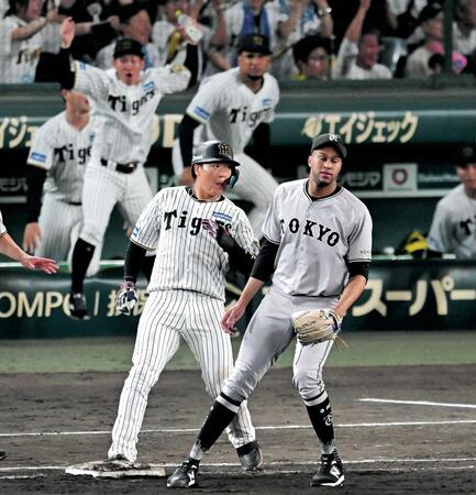 　９回、マルティネス（右）強襲の内野安打で出塁する大山＝３日