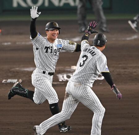 　９回、サヨナラ犠飛を放ち、大山と歓喜する豊田（撮影・飯室逸平）