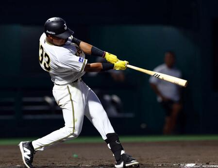 　７回、左越えに先制ソロを放つアルナエス（撮影・山口登）