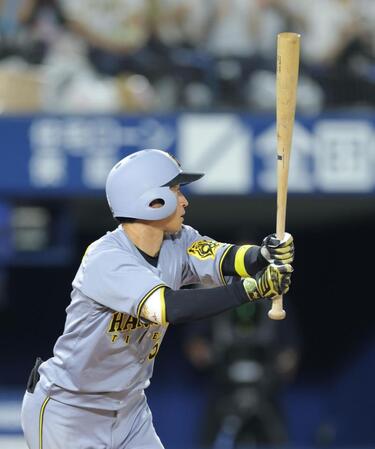 　８回、同点打を放つ近本（撮影・西岡正）