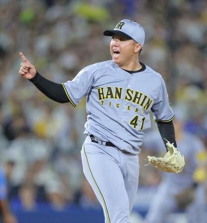 　７回、桑原のスイングをアピールする村上（撮影・西岡正）