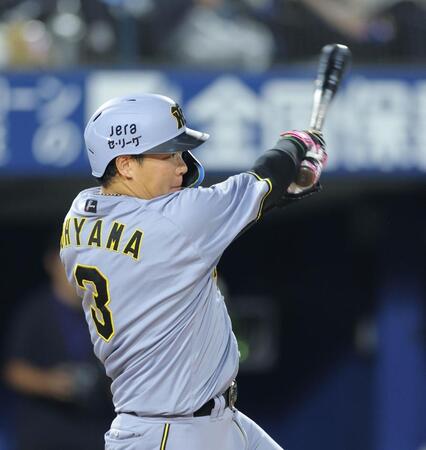 　８回、左前打を放つ大山（撮影・西岡正）