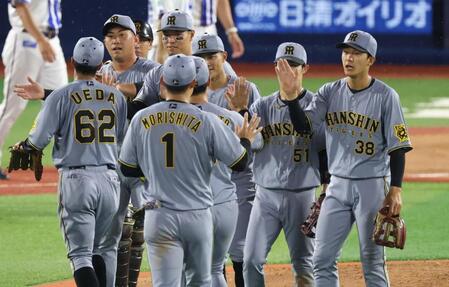 　喜ぶ阪神ナイン（撮影・金田祐二）