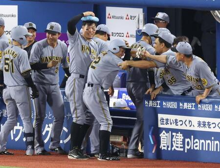 　９回、熊谷の適時二塁打で生還の植田を迎えて盛り上がる阪神ベンチ（撮影・金田祐二）
