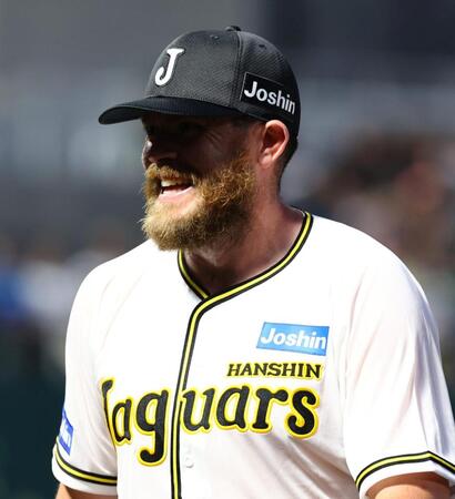 　７回を終え、ビーズリーは笑顔でベンチに戻る（撮影・山口登）