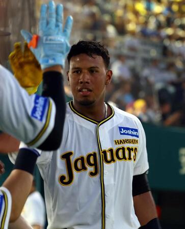 　７回、先制ソロを放ち生還するアルナエス（撮影・山口登）