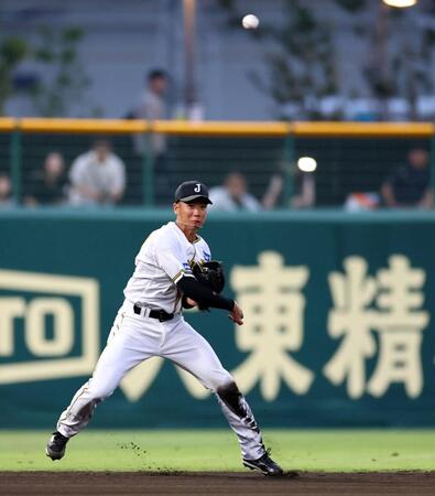 　５回、好守を見せる山田（撮影・山口登）