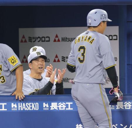 　８回、左前打を放った大山（右）を拍手で迎える藤川監督（撮影・西岡正）