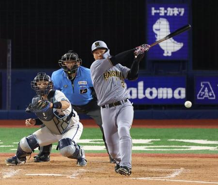 　８回、左前打を放つ代打・大山（撮影・金田祐二）