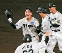 　９回、サヨナラとなる中犠飛を放ちナインから手荒い祝福を受ける豊田（中央）＝撮影・立川洋一郎
