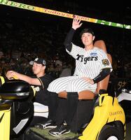 　リリーフカーからライトスタンドに手を振る豊田（撮影・西田忠信）